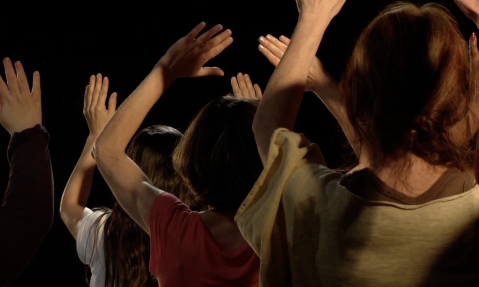 femmes qui dansent vues de dos- danse avec la gravité