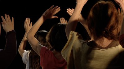 femmes qui dansent vues de dos- danse avec la gravité