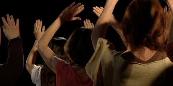 femmes qui dansent vues de dos- danse avec la gravité