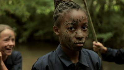fille masquée de boue clip le temps est la rivière ou je m'en vais pêcher