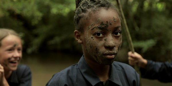fille masquée de boue clip le temps est la rivière ou je m'en vais pêcher
