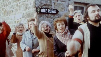 mamies le poing levé à Plogoff