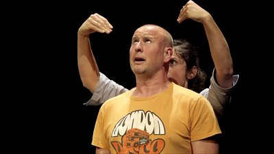 Grimace sur scène Erwan David Très Tôt Théâtre