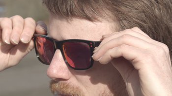 gros plan caveman's back  lunettes soleil