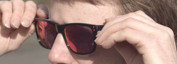 gros plan caveman's back  lunettes soleil