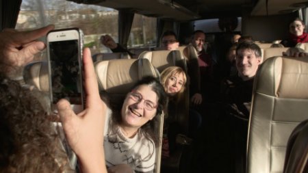 groupe dans le bus - le monde est un théâtre