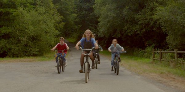 Groupe d'enfants à vélo