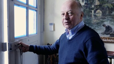 Gue de La Villemarque ouvre la porte du manoir