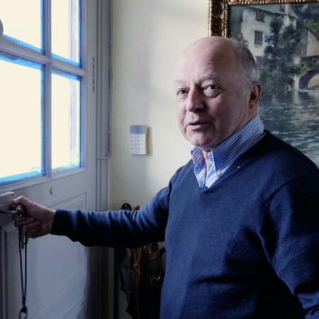 Gue de La Villemarque ouvre la porte du manoir