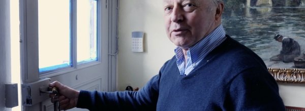 Gue de La Villemarque ouvre la porte du manoir