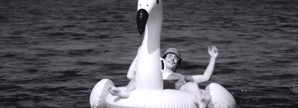 homme sur une bouée cygne - miracles