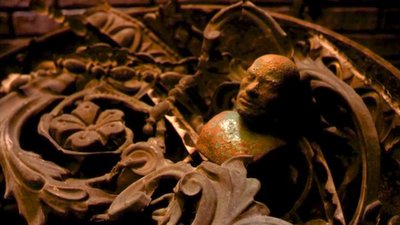 homme tronc et fer forgé