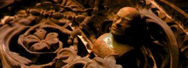 homme tronc et fer forgé