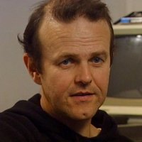 Jacques Pellen portrait le grand avec une guitare