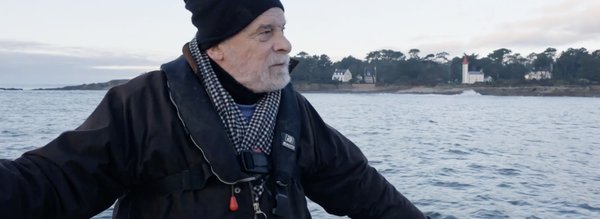 Jacques Weber avec bonnet, regard tourné vers l'horizon - LGB56