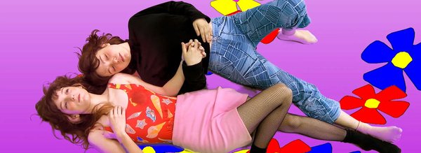 jeunes femmes allongees sur fleurs