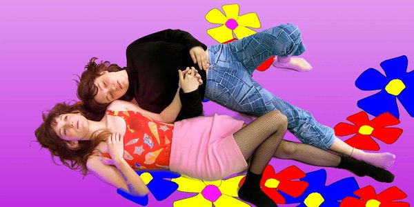 jeunes femmes allongees sur fleurs