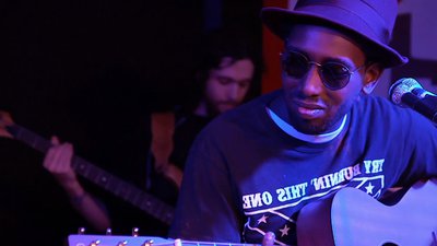 joue dans un bar - Tom d ici et d ailleurs