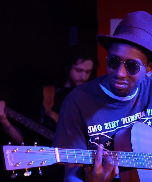 joue dans un bar - Tom d ici et d ailleurs