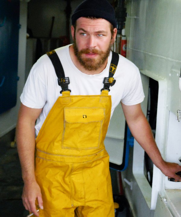 Kelou salopette jaune et cigarette - La mer en héritage