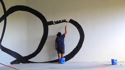 artiste Kid Kreol peint une grande boucle