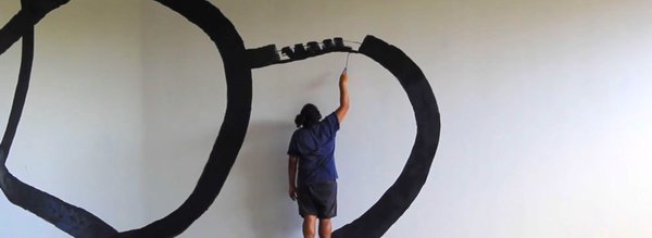 artiste Kid Kreol peint une grande boucle