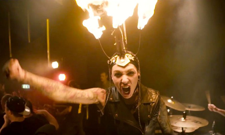 Le bal des enragés fille avec chapeau enflammé poing levé