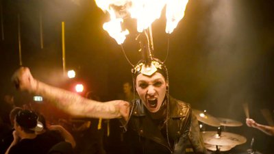 Le bal des enragés fille avec chapeau enflammé poing levé