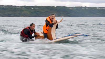 Un personnage glisse avec le prof de surf