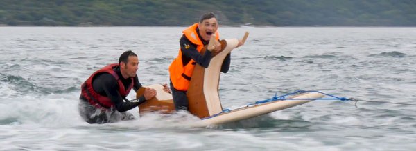 Un personnage glisse avec le prof de surf