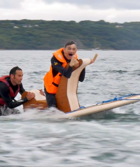 Un personnage glisse avec le prof de surf