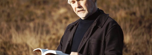 lecteur dans le champs Himalaya breton Nicolas Legendre