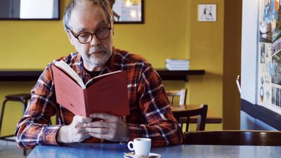 Lecture au café, mur jaune - Lecture publique #57