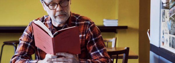 Lecture au café, mur jaune - Lecture publique #57