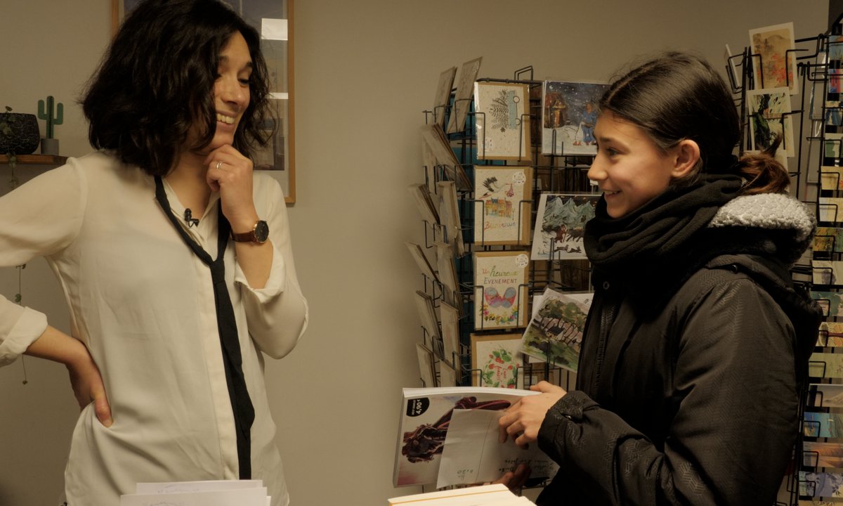 libraire le faou et jeune lectrice, livre et lecture en bretagne