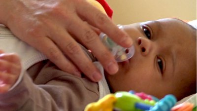 l'ombre des mères bébé tétine