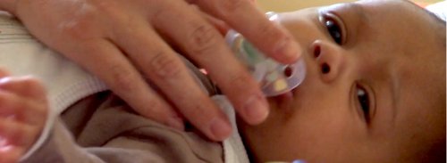 l'ombre des mères bébé tétine