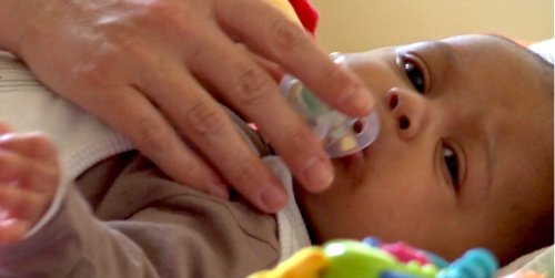 l'ombre des mères bébé tétine