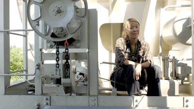 machine du train, assise au bord du wagon - This train I ride