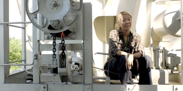 machine du train, assise au bord du wagon - This train I ride