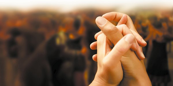 mains entrelacées Le Grand Bal