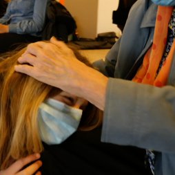 Main de la vieille dame sur la tête de la petite fille blonde - EDA Hermine