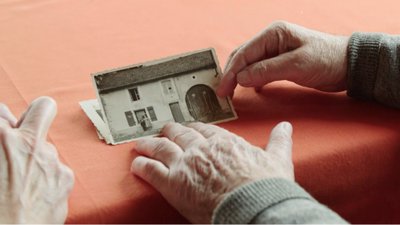 mains tiennent une photo