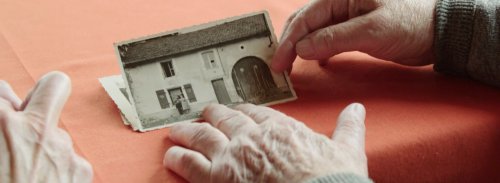 mains tiennent une photo