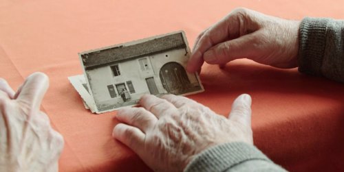 mains tiennent une photo