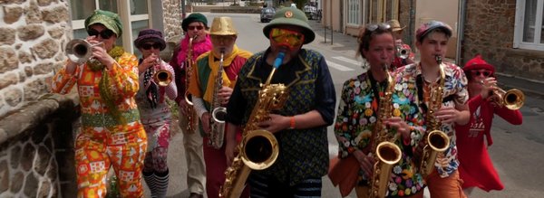marche dans les rues du Bono fanfare