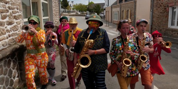 marche dans les rues du Bono fanfare