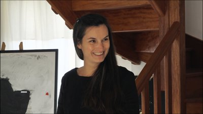 Marijana souriante escalier Mellionnec 2020
