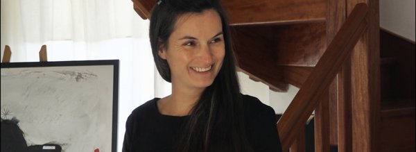 Marijana souriante escalier Mellionnec 2020