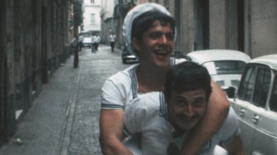 Marins rire dans la rue dans leurs yeux